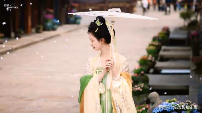 陳都靈唐裝撐傘驚艷,盤發淡黃衣裙,生圖絕美,不愧是天選古人!
