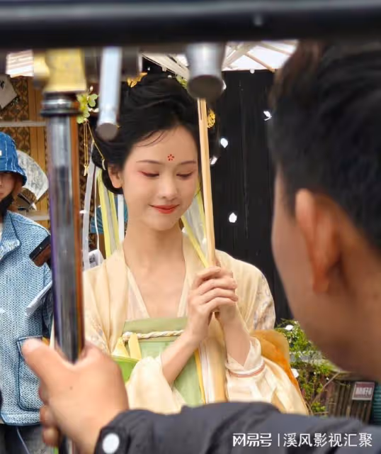 陳都靈唐裝撐傘驚艷,盤發淡黃衣裙,生圖絕美,不愧是天選古人!