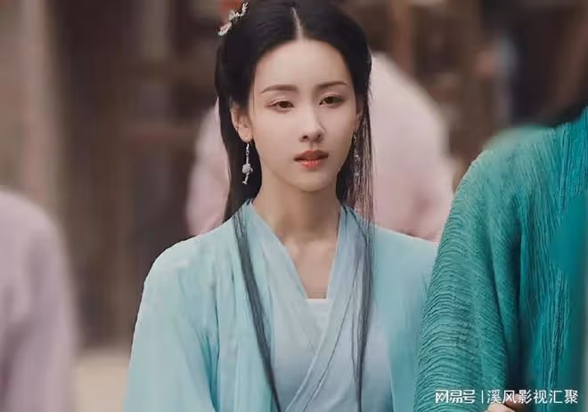陳都靈唐裝撐傘驚艷,盤發淡黃衣裙,生圖絕美,不愧是天選古人!
