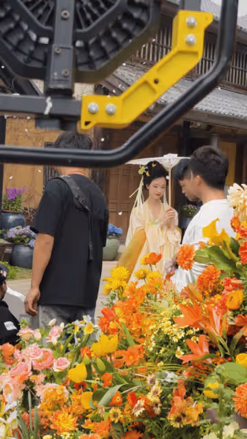陳都靈唐裝撐傘驚艷,盤發淡黃衣裙,生圖絕美,不愧是天選古人!