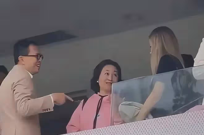 曝57歲李澤楷新戀情!與金髮美女喝咖啡很親密,梁洛施疑成過去式
