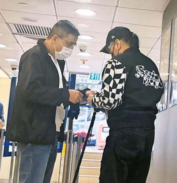 瘋傳癱瘓入院?87歲謝賢精神十足出街!飲茶逛公園買彩票體力驚人