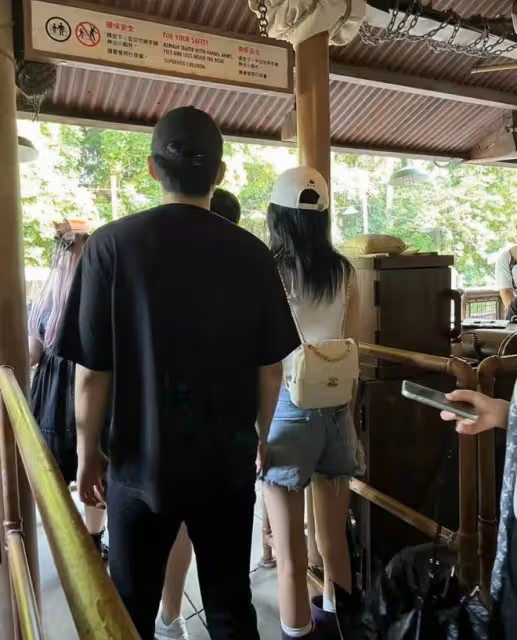 孫怡滕光正迪士尼曾被偶遇,背3萬包包身材出挑,全程很主動!