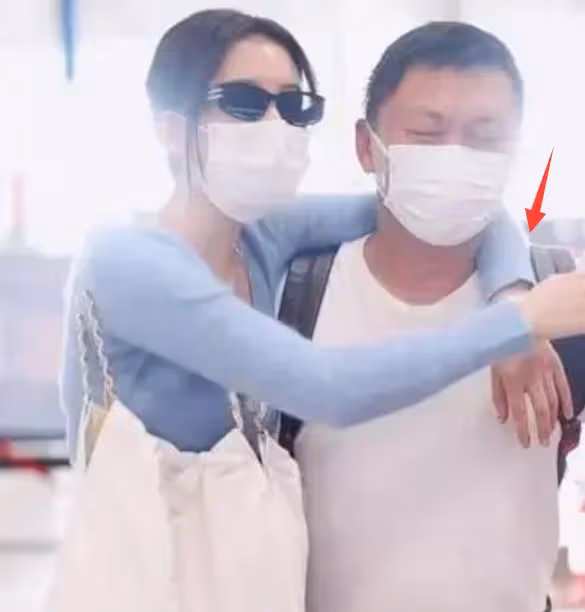 孫怡滕光正迪士尼曾被偶遇,背3萬包包身材出挑,全程很主動!