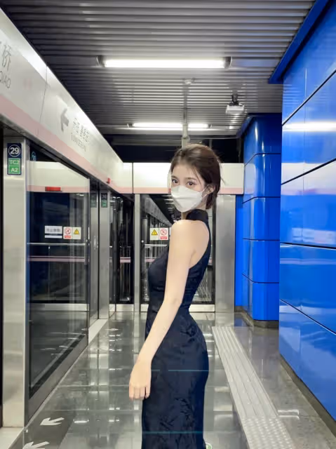 御姐穿搭NO.11丨旗袍之美,地鐵一角的風情!你們看看我這身打扮如何?