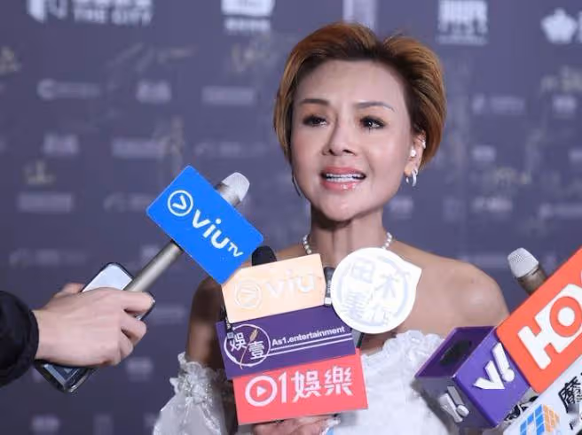 57歲葉子楣露肩短裙，亮相導演聚會！欲復出拍戲不露性感！