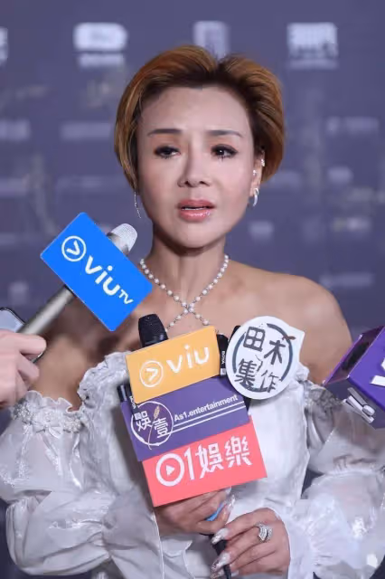 57歲葉子楣露肩短裙，亮相導演聚會！欲復出拍戲不露性感！