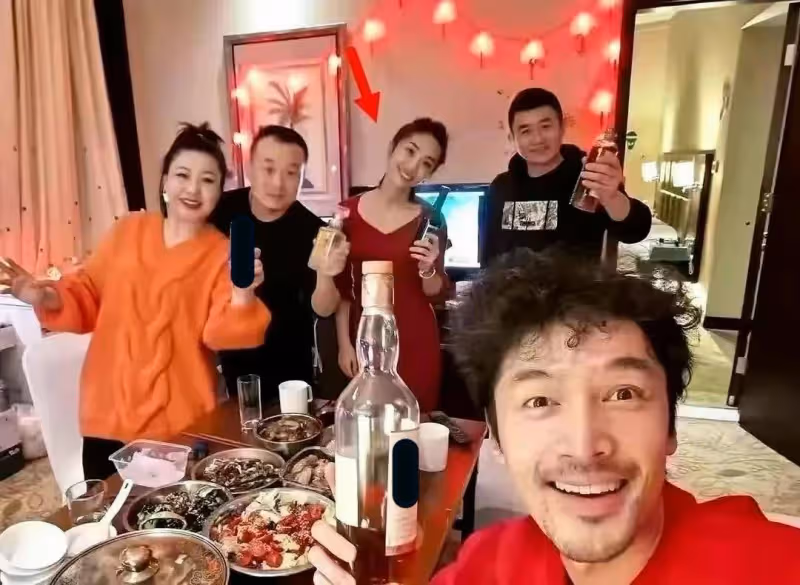 胡歌妻子黃曦寧素顏曝光，顏值平平卻俘獲男神的心，果然不簡單
