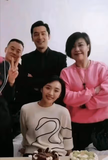 胡歌妻子黃曦寧素顏曝光，顏值平平卻俘獲男神的心，果然不簡單