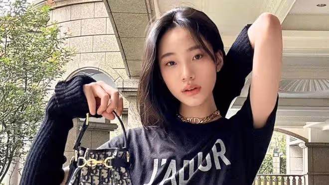 小S公公告別儀式,二女兒Lily穿搭引髮網友熱議!