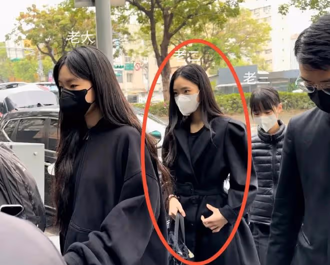小S公公告別儀式,二女兒Lily穿搭引髮網友熱議!