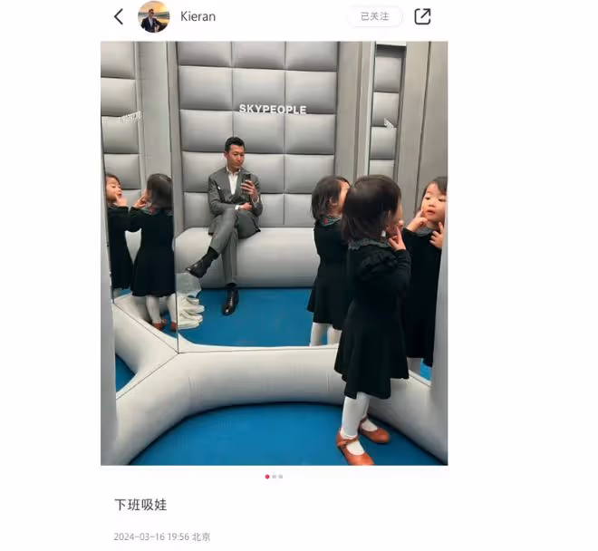 朱珠老公曬女兒,2歲王珠寶對著鏡子臭美,父女一起做鬼臉超有愛