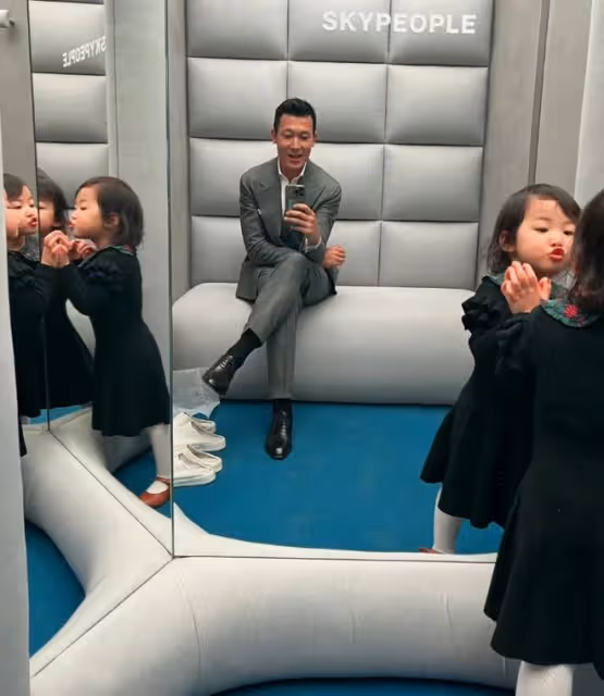 朱珠老公曬女兒,2歲王珠寶對著鏡子臭美,父女一起做鬼臉超有愛