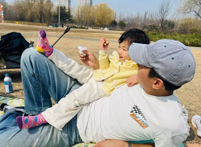 朱珠老公曬女兒,2歲王珠寶對著鏡子臭美,父女一起做鬼臉超有愛