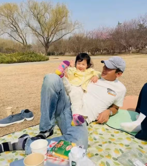朱珠老公曬女兒,2歲王珠寶對著鏡子臭美,父女一起做鬼臉超有愛