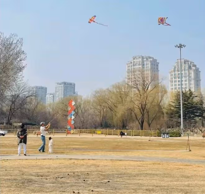 朱珠老公曬女兒,2歲王珠寶對著鏡子臭美,父女一起做鬼臉超有愛