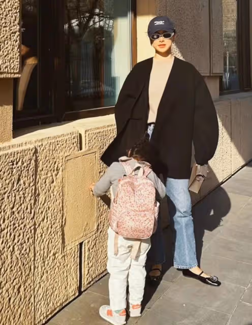 朱珠老公曬女兒,2歲王珠寶對著鏡子臭美,父女一起做鬼臉超有愛