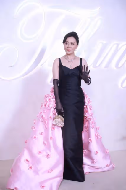 唐嫣活動大秀美背,生圖被嘲老氣如50歲,頭大肩窄顴骨突出!