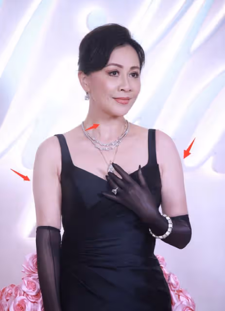 唐嫣活動大秀美背,生圖被嘲老氣如50歲,頭大肩窄顴骨突出!