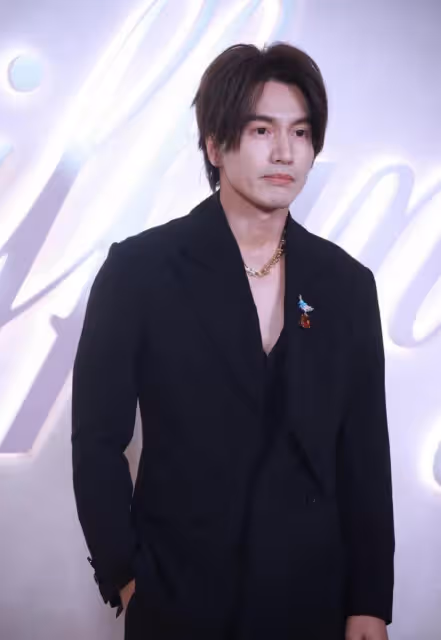 唐嫣活動大秀美背,生圖被嘲老氣如50歲,頭大肩窄顴骨突出!