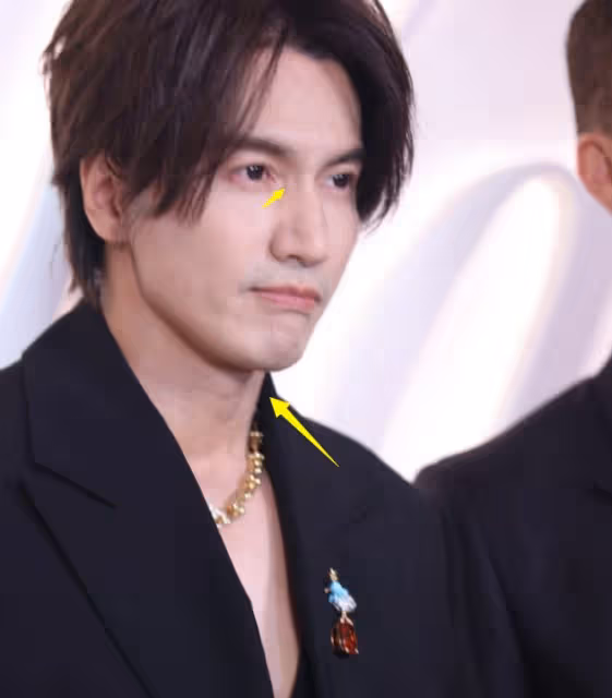 唐嫣活動大秀美背,生圖被嘲老氣如50歲,頭大肩窄顴骨突出!