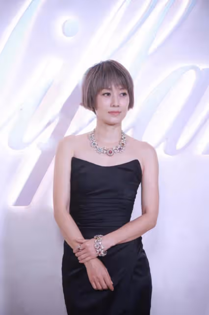 唐嫣活動大秀美背,生圖被嘲老氣如50歲,頭大肩窄顴骨突出!
