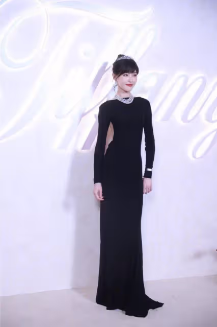 唐嫣活動大秀美背,生圖被嘲老氣如50歲,頭大肩窄顴骨突出!