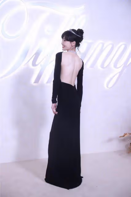 唐嫣活動大秀美背,生圖被嘲老氣如50歲,頭大肩窄顴骨突出!