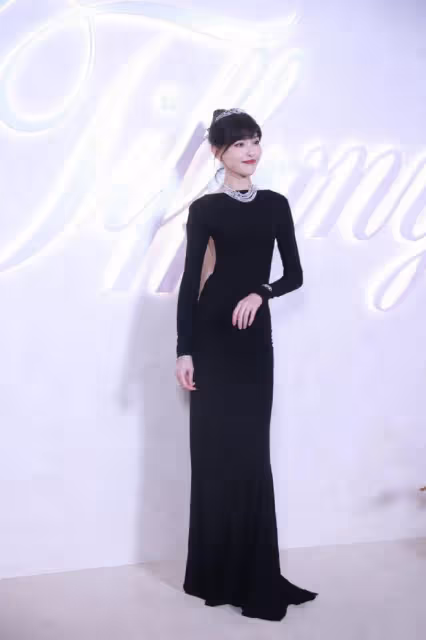 唐嫣活動大秀美背,生圖被嘲老氣如50歲,頭大肩窄顴骨突出!