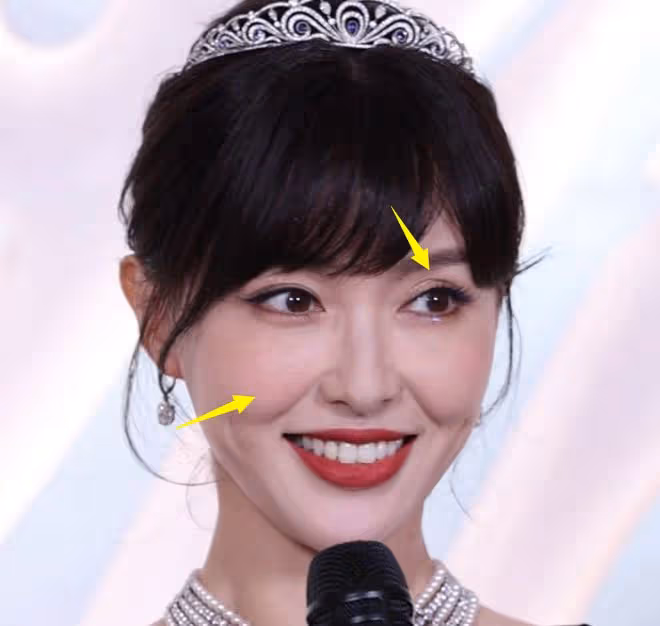 唐嫣活動大秀美背,生圖被嘲老氣如50歲,頭大肩窄顴骨突出!