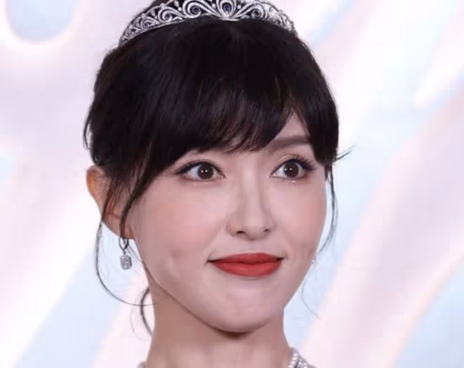 唐嫣活動大秀美背,生圖被嘲老氣如50歲,頭大肩窄顴骨突出!