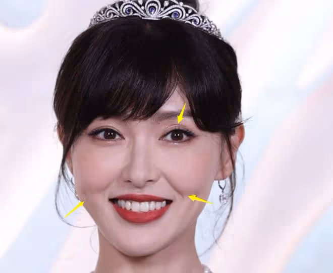 唐嫣活動大秀美背,生圖被嘲老氣如50歲,頭大肩窄顴骨突出!