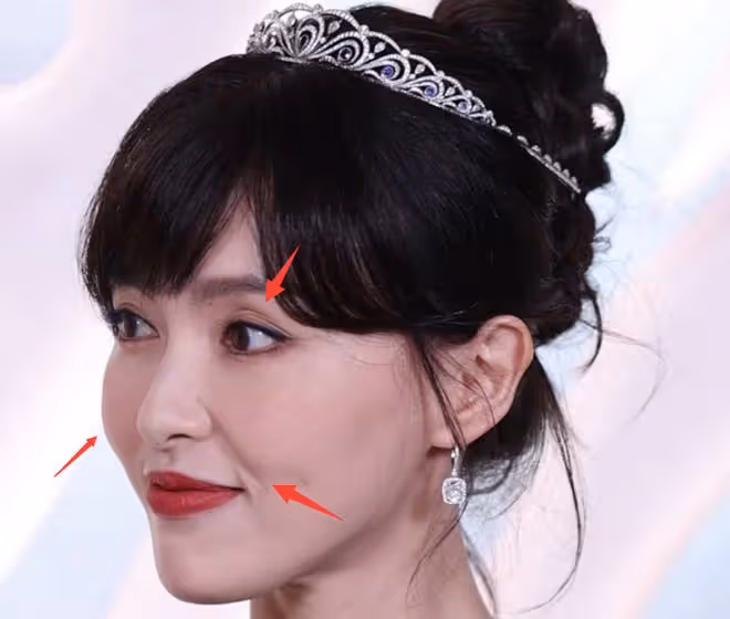 唐嫣活動大秀美背,生圖被嘲老氣如50歲,頭大肩窄顴骨突出!