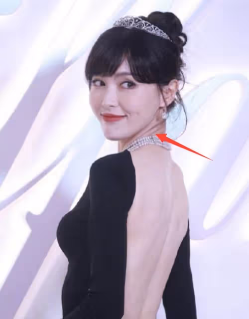 唐嫣活動大秀美背,生圖被嘲老氣如50歲,頭大肩窄顴骨突出!