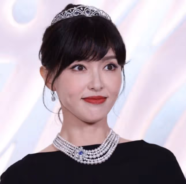 唐嫣活動大秀美背,生圖被嘲老氣如50歲,頭大肩窄顴骨突出!