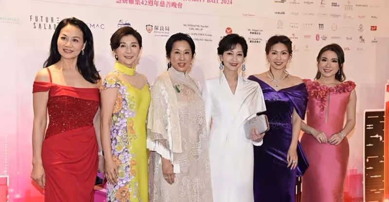 超50位香港小姐齊聚一堂,美女如雲星光熠熠,女神趙雅芝艷壓全場