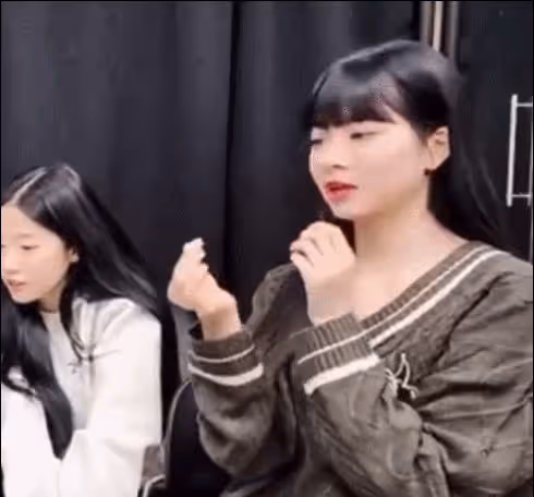 17歲韓國女星，「嘲笑」同齡人，韓網友認為，她居高臨下很不禮貌