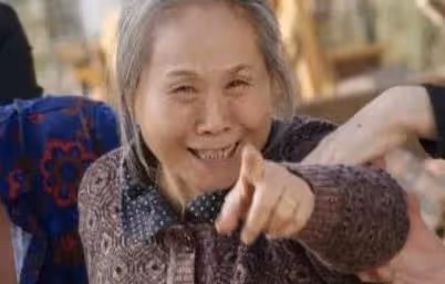 父母走了大姐帶著我出嫁，58歲大姐生活不能自理，我熱湯熱菜照顧