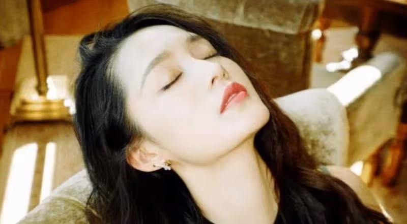 都說李沁是清純美女,可看到拍攝的可樂寫真,卻覺得十分撩人
