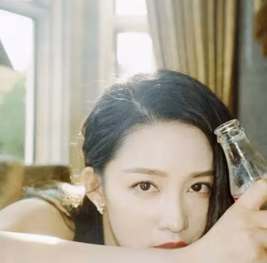 都說李沁是清純美女,可看到拍攝的可樂寫真,卻覺得十分撩人