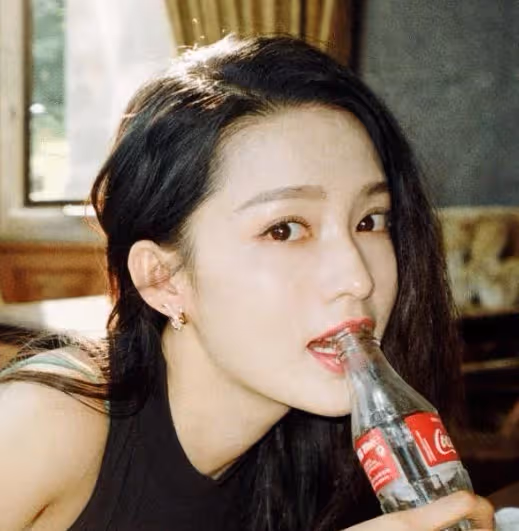 都說李沁是清純美女,可看到拍攝的可樂寫真,卻覺得十分撩人
