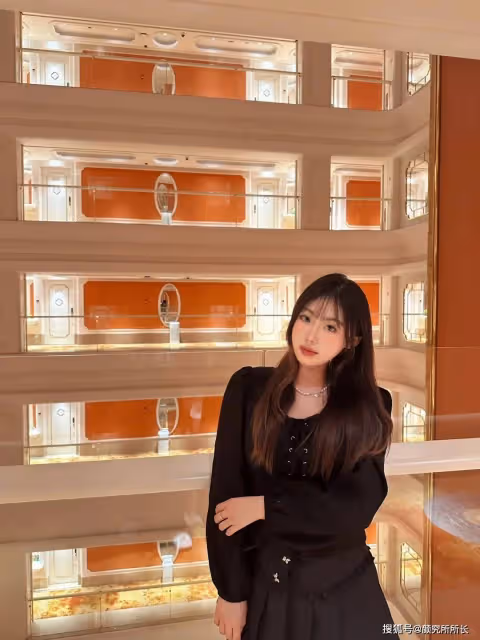 19歲極品尤物純欲風穿搭:黑色連衣裙 簡約又不失優雅