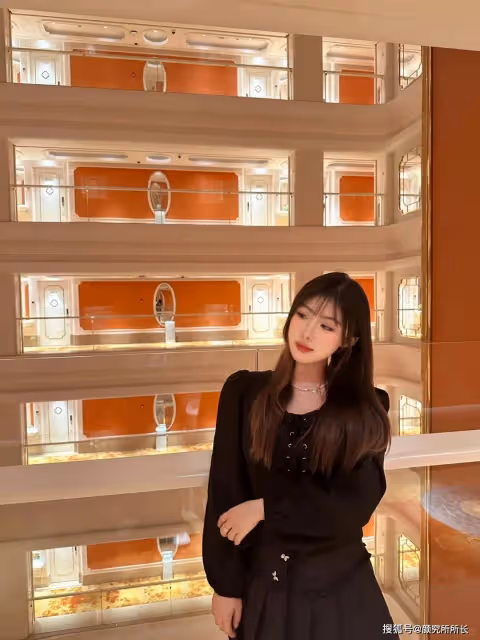 19歲極品尤物純欲風穿搭:黑色連衣裙 簡約又不失優雅
