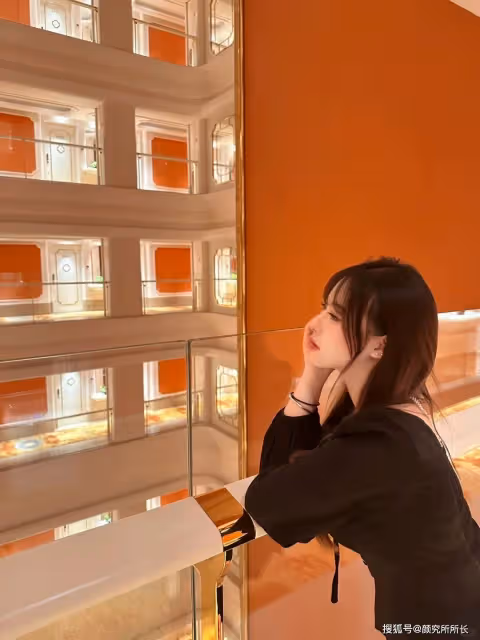 19歲極品尤物純欲風穿搭:黑色連衣裙 簡約又不失優雅