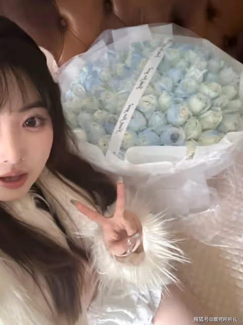 19歲尤物純欲風時尚穿搭:浪漫粉色連衣裙 溫柔又優雅