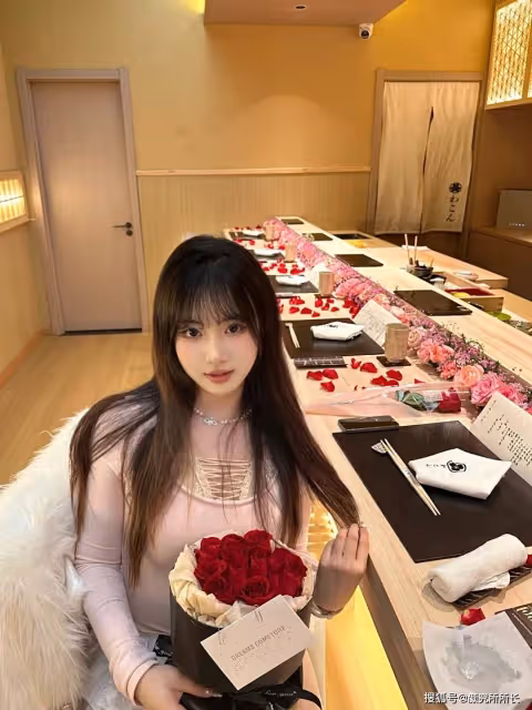 19歲尤物純欲風時尚穿搭:浪漫粉色連衣裙 溫柔又優雅