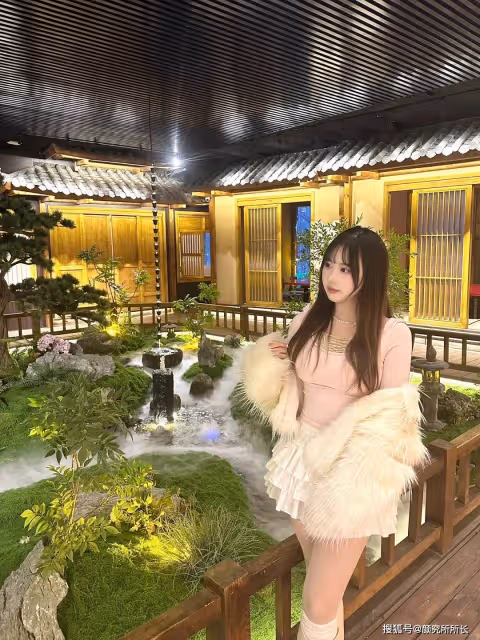 19歲尤物純欲風時尚穿搭:浪漫粉色連衣裙 溫柔又優雅