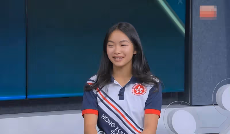 方中信迎61歲生日,獲愛女貼心送蛋糕,15歲符迦晴神似媽媽莫可欣