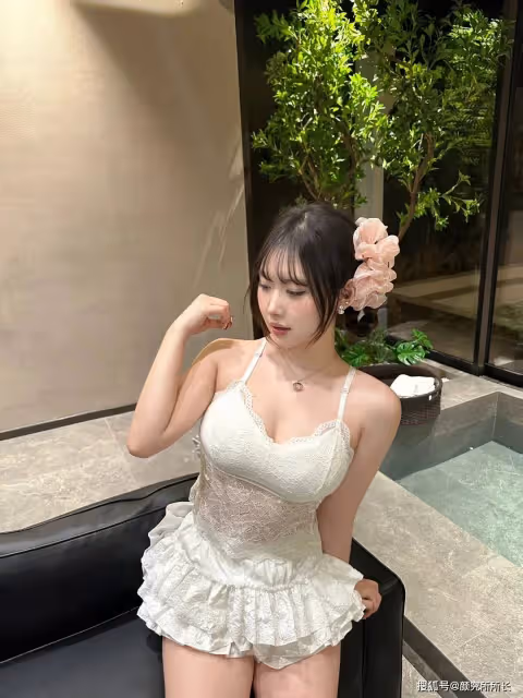 19歲極品尤物時尚穿搭:性感的純欲風白色蕾絲弔帶 迷人又魅力