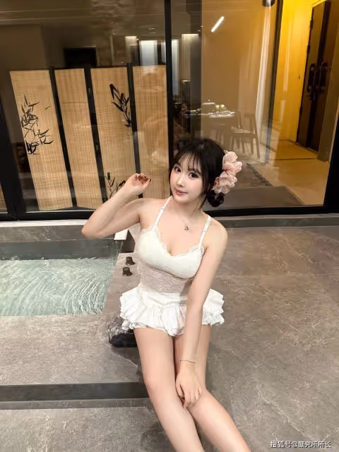 19歲極品尤物時尚穿搭:性感的純欲風白色蕾絲弔帶 迷人又魅力